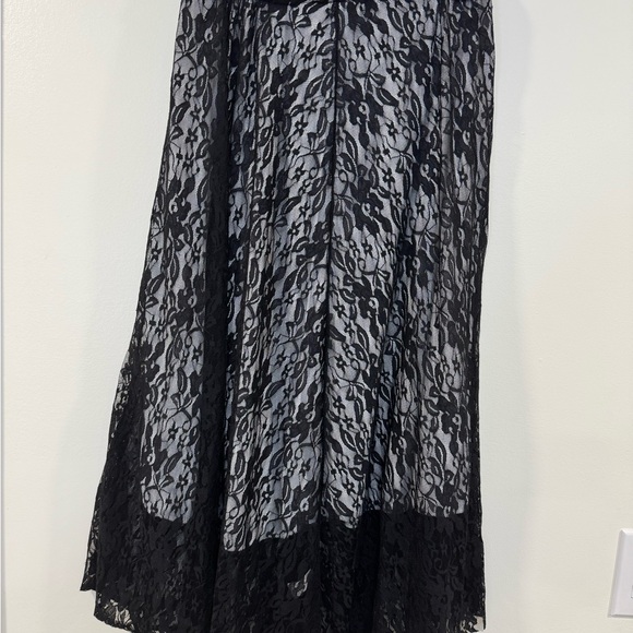 Elegant Black Lace Skirt - Picture 5 of 9